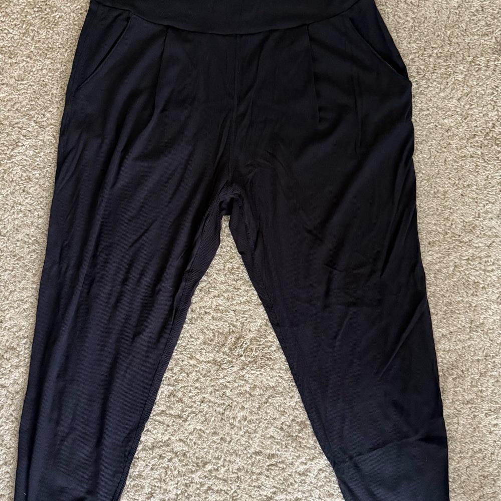 Vuori Lux Women's Ribbed Black Joggers